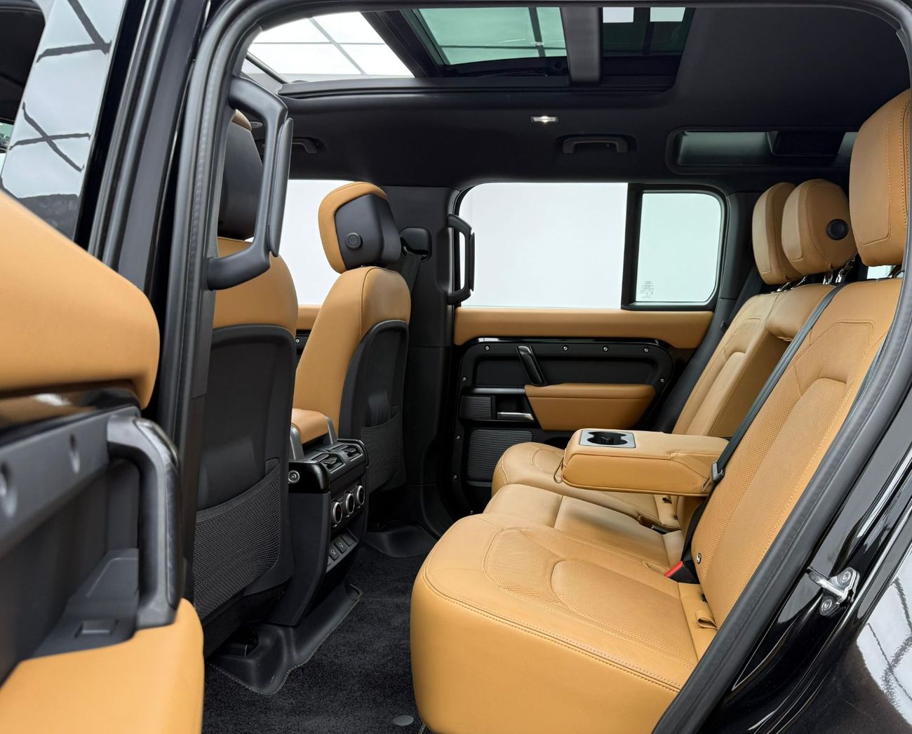 لاند روفر ديفندر P400 110 HSE 3.0L (5 Seater) 2024 Land Rover Defender 110 P400 Urban Kit, 2029 LR Warranty + Service