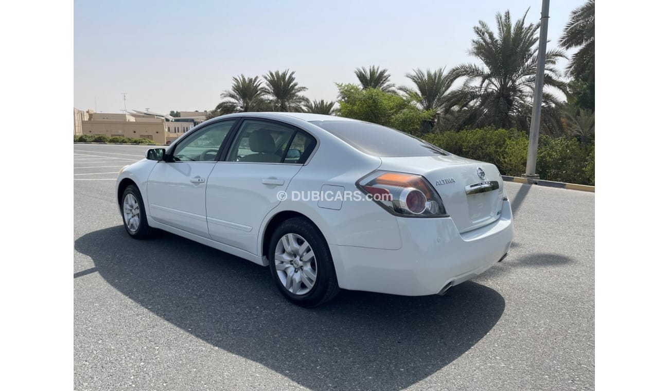 Nissan Altima Nissan Altima model 2012    ( GCC_ SPEC) VERY GOOD CONDITION