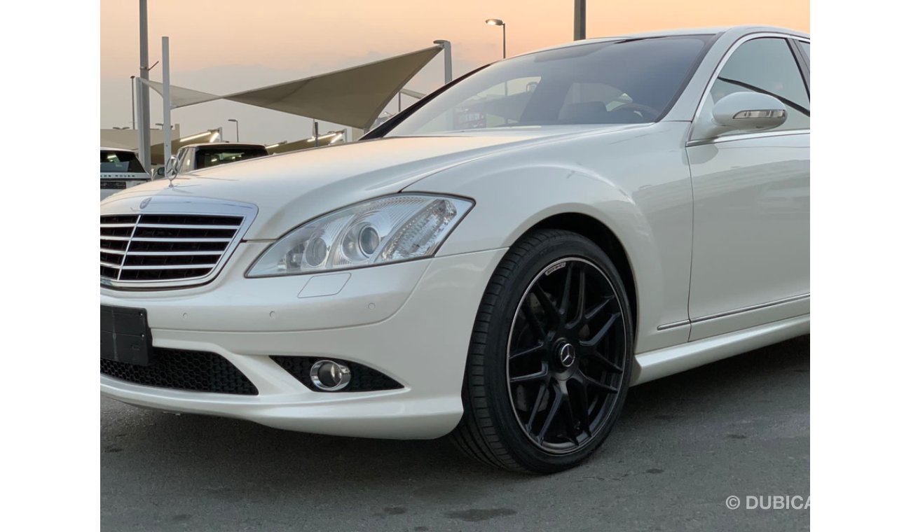 مرسيدس بنز S 550 موديل 2009 حاله ممتازه من الداخل والخارج كراسي جلد ومثبت سرعه وتحكم كهربي كامل ونظام صوت ممتاز وكامي