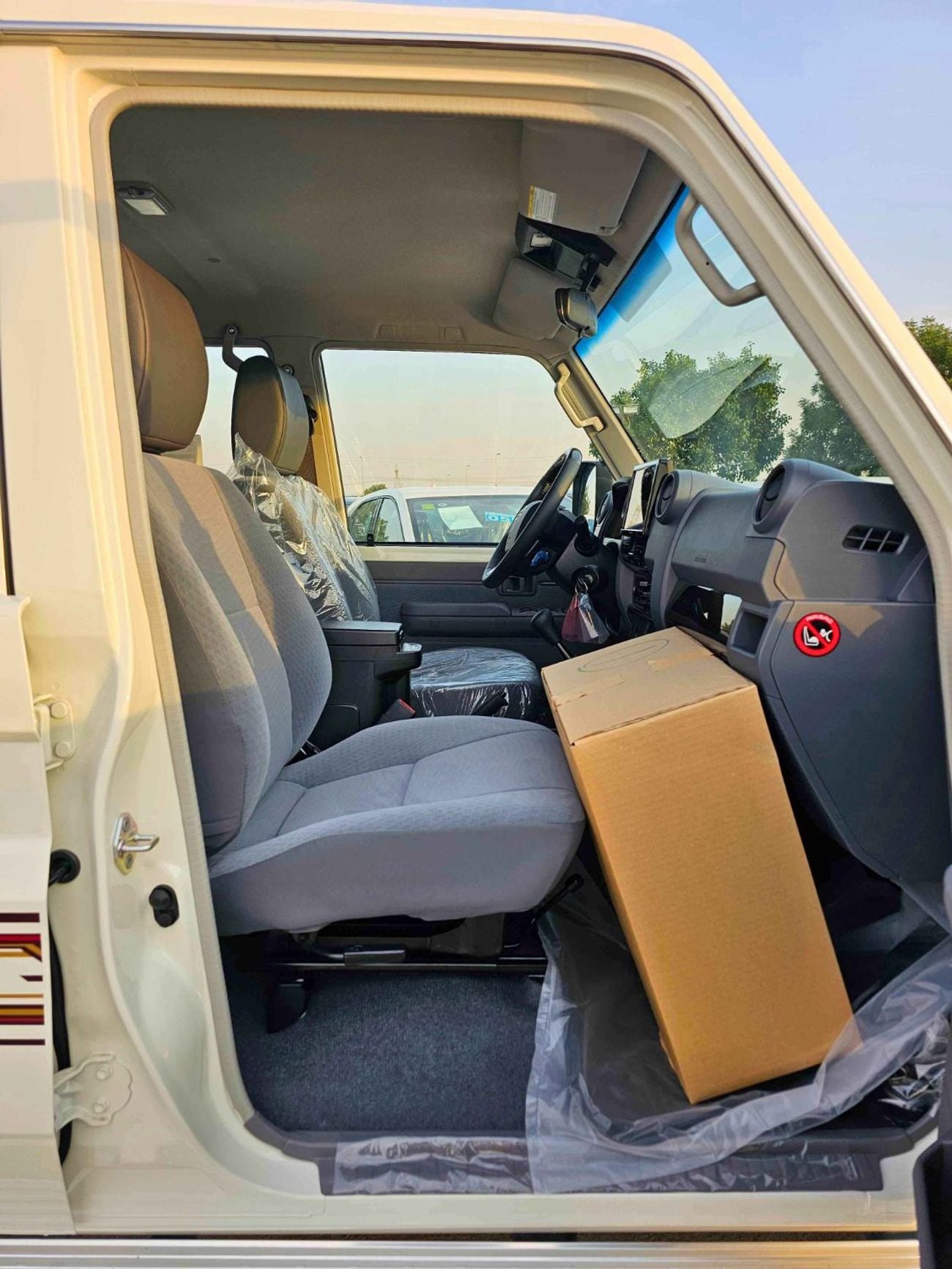 تويوتا لاند كروزر 70 LX LC76 / 2.8L MANUAL V4 DIESEL / DVD+CAMERA / PWR WINDOWS & LOCKS (CODE # 76DMS)