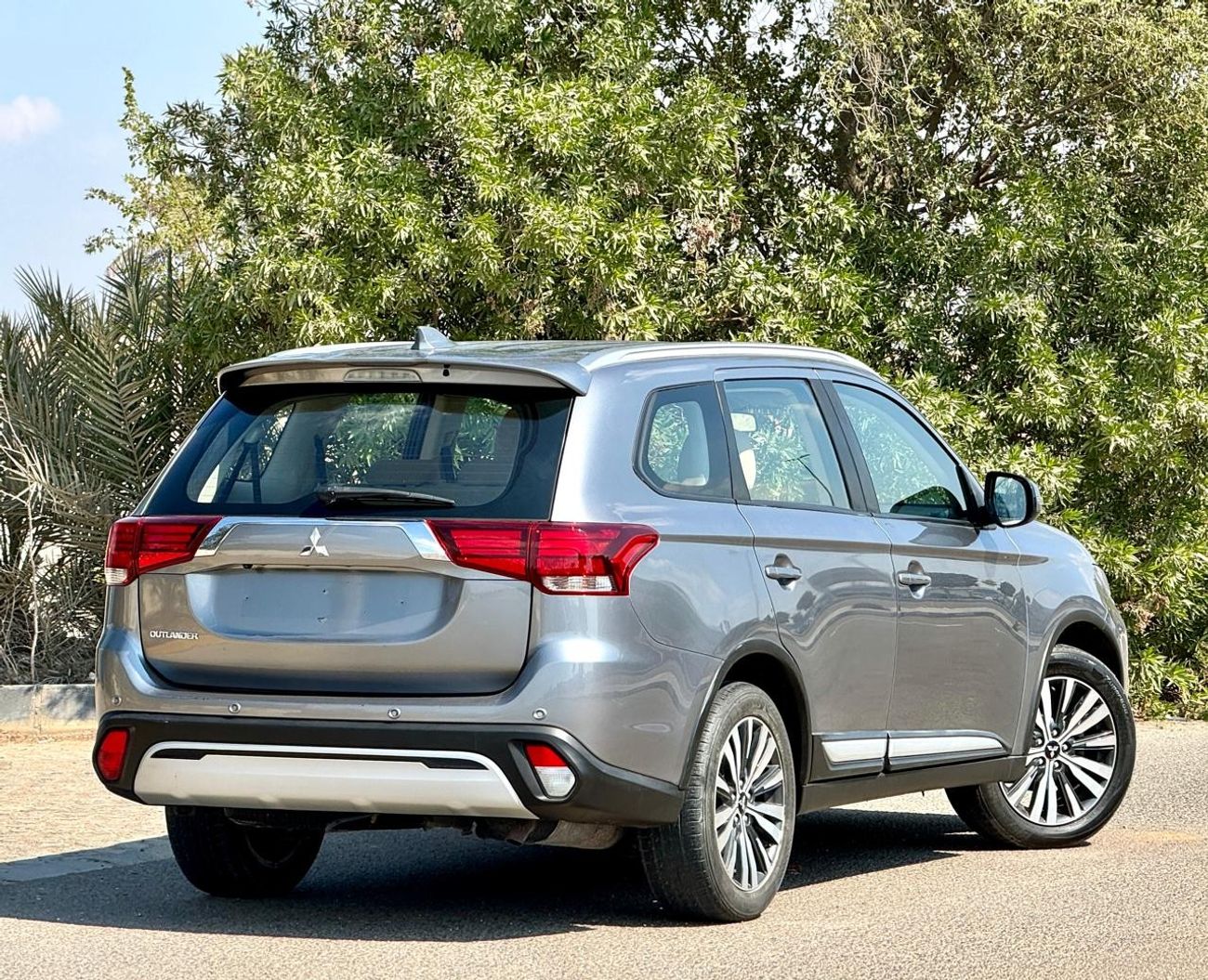 ميتسوبيشي آوتلاندر GLX High 2.4L 930-Monthly l GCC l Cruise, 4wd, GPS l Accident Free