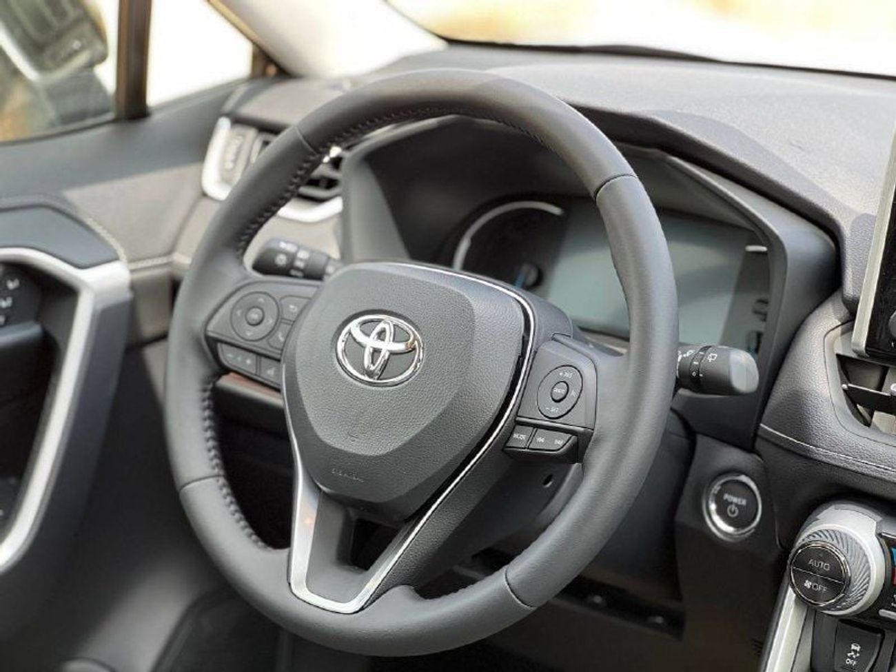 تويوتا راف ٤ 2.5L HEV A/T // 2025 // FULL OPTION WITH PANORAMIC , DVD&BACK CAMERA , COOLING SEATS //SPECIAL OFFER