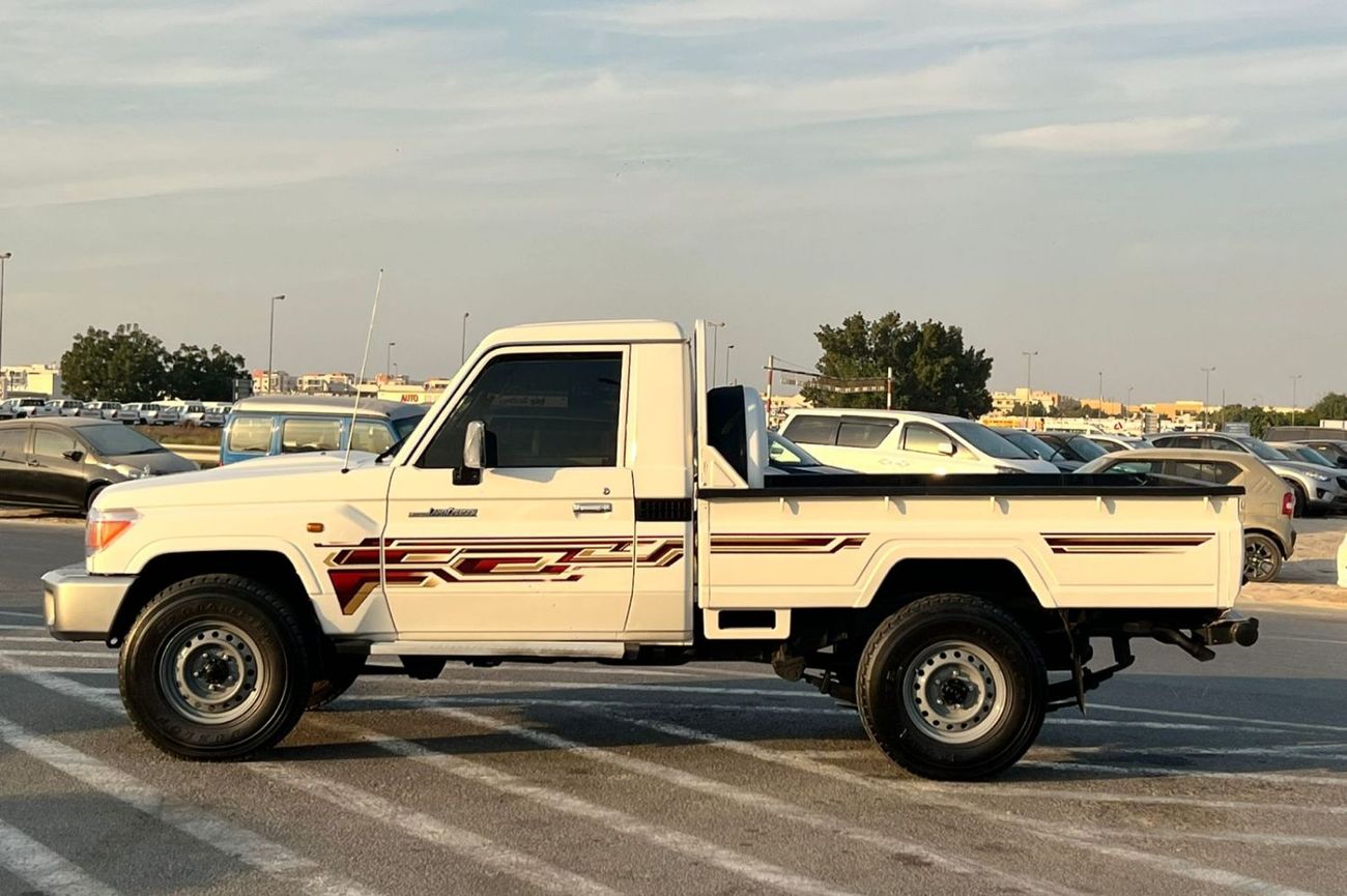 تويوتا لاند كروزر بيك آب 2018 Toyota Land Cruiser Pick up - Single Cabin - 4.0L V6 - AWD 4x4 - Patrol Manual - Fully Maintain