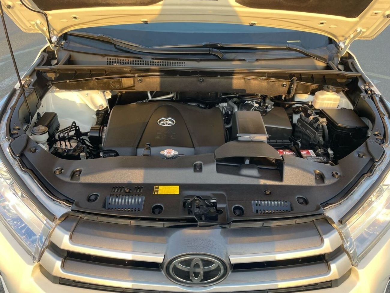 تويوتا هايلاندر 2018 Toyota Highlander XLE 3.5L V6 Full Option - 7 Seater With Radar - Leather Electric Seats - Trun