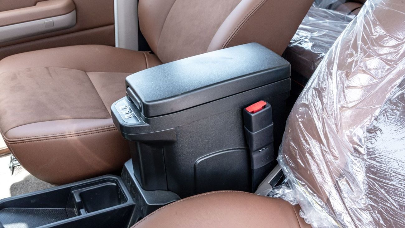 Toyota Land Cruiser 70 2026 Toyota Land Cruiser LC76 2.8L AT Diesel Full Option (Beige)