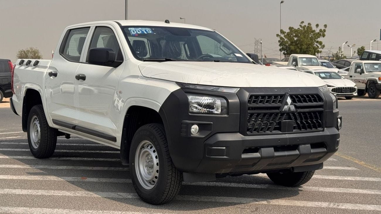 Mitsubishi L200 2.4L diesel double cabin M/T med-line