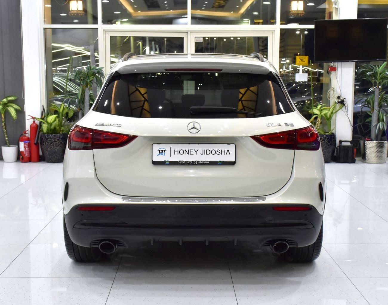 مرسيدس بنز GLA 35 AMG 4MATIC عرض ممتاز لسيارة مرسيدس بنز GLA35 AMG (موديل 2022) باللون الأبيض بمواصفات خليجية