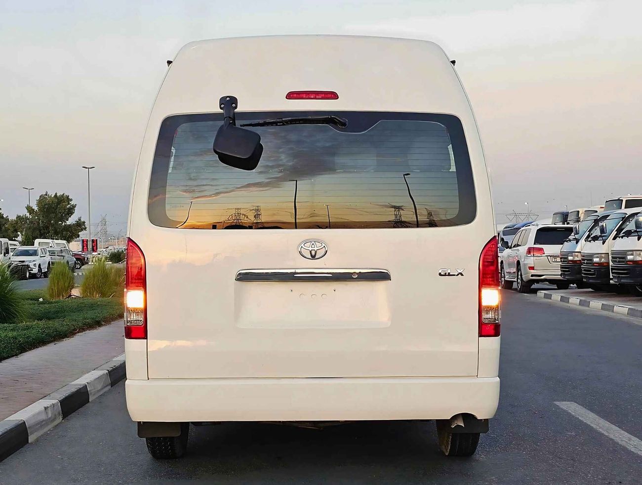 Toyota Hiace HIGHROOF/ PATROL MANUAL/ PASSENGER/ OLD SHAPE/ EXPORT ONLY/ LOT# 102310