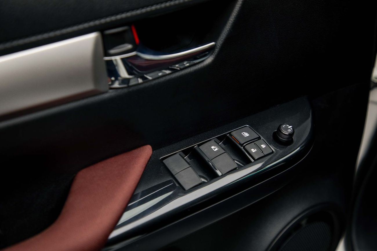 تويوتا هيلوكس GLX 2.7L - White Inside Maroon | Export Only