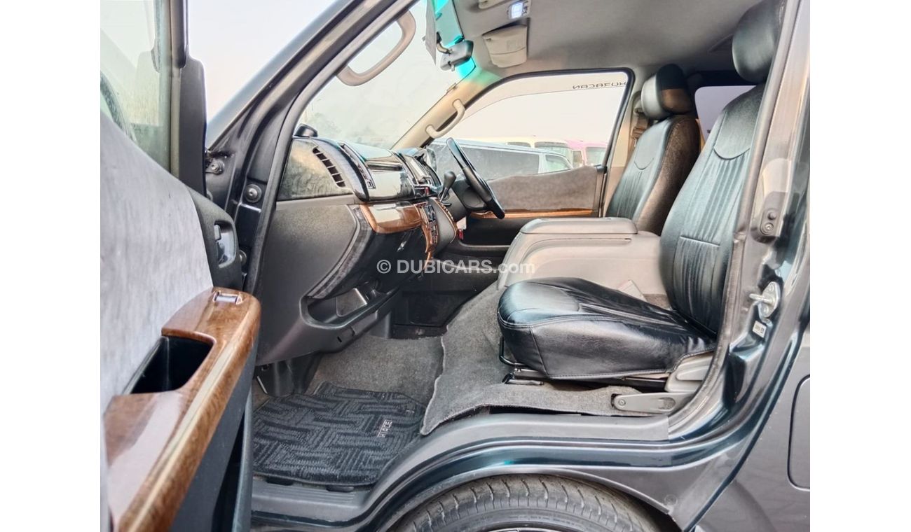 Toyota Hiace TOYOTA HIACE VAN RIGHT HAND DRIVE (PM1617)