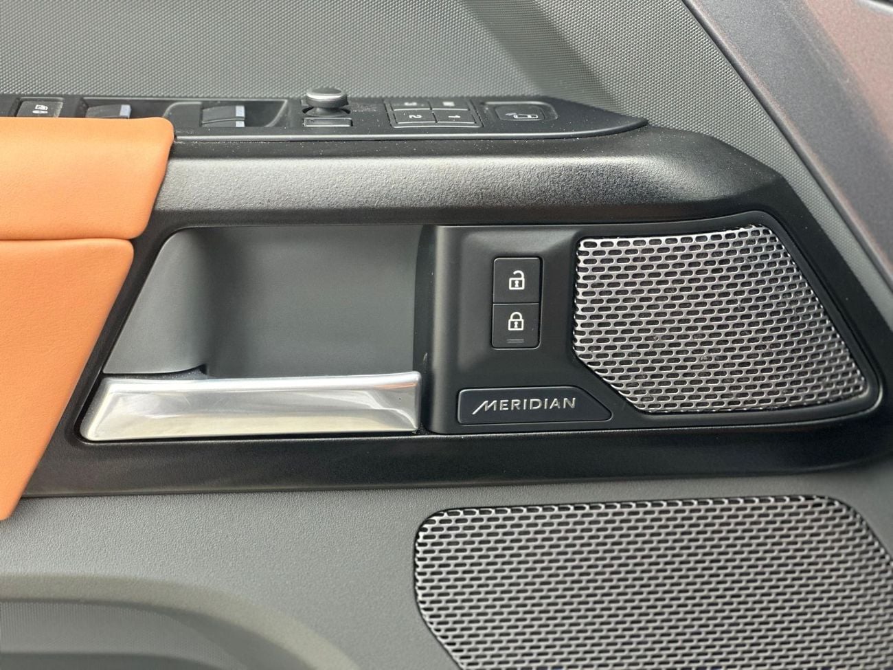 Land Rover Defender P400 110 HSE 3.0L (5 Seater)