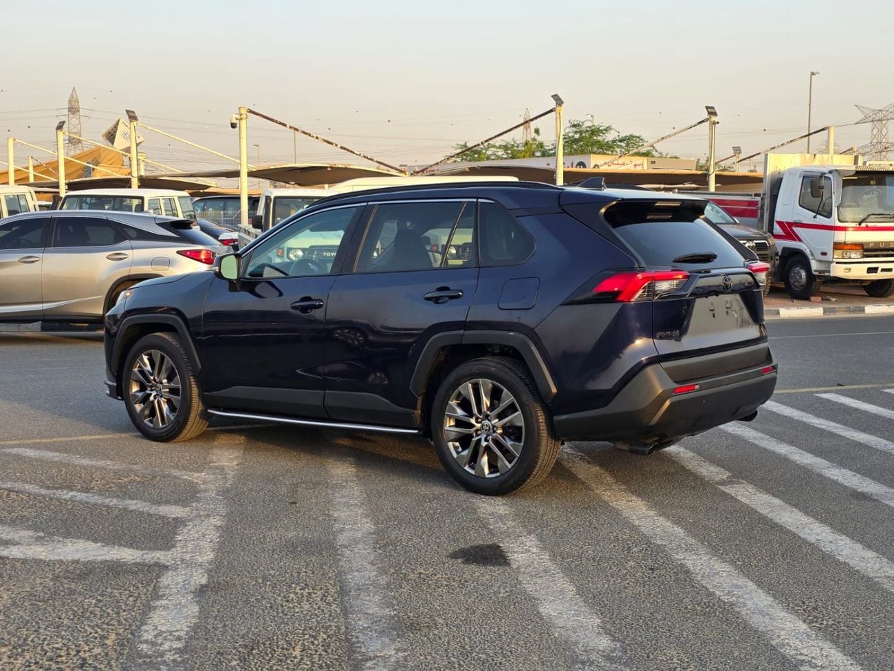 Toyota RAV4 XLE Premium Full option sunroof , Push button , Original leather seats and trunk automatic