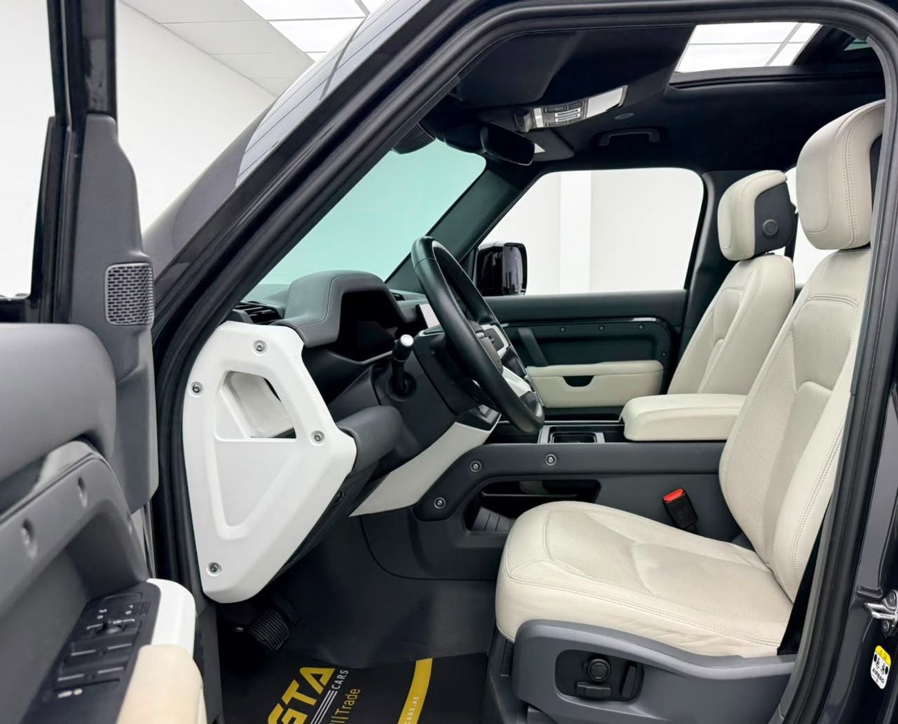 Land Rover Defender 2023 Land Rover Defender 110 HSE P400, 2028 LR Warranty, Full LR Service History, Fully Loaded, GCC