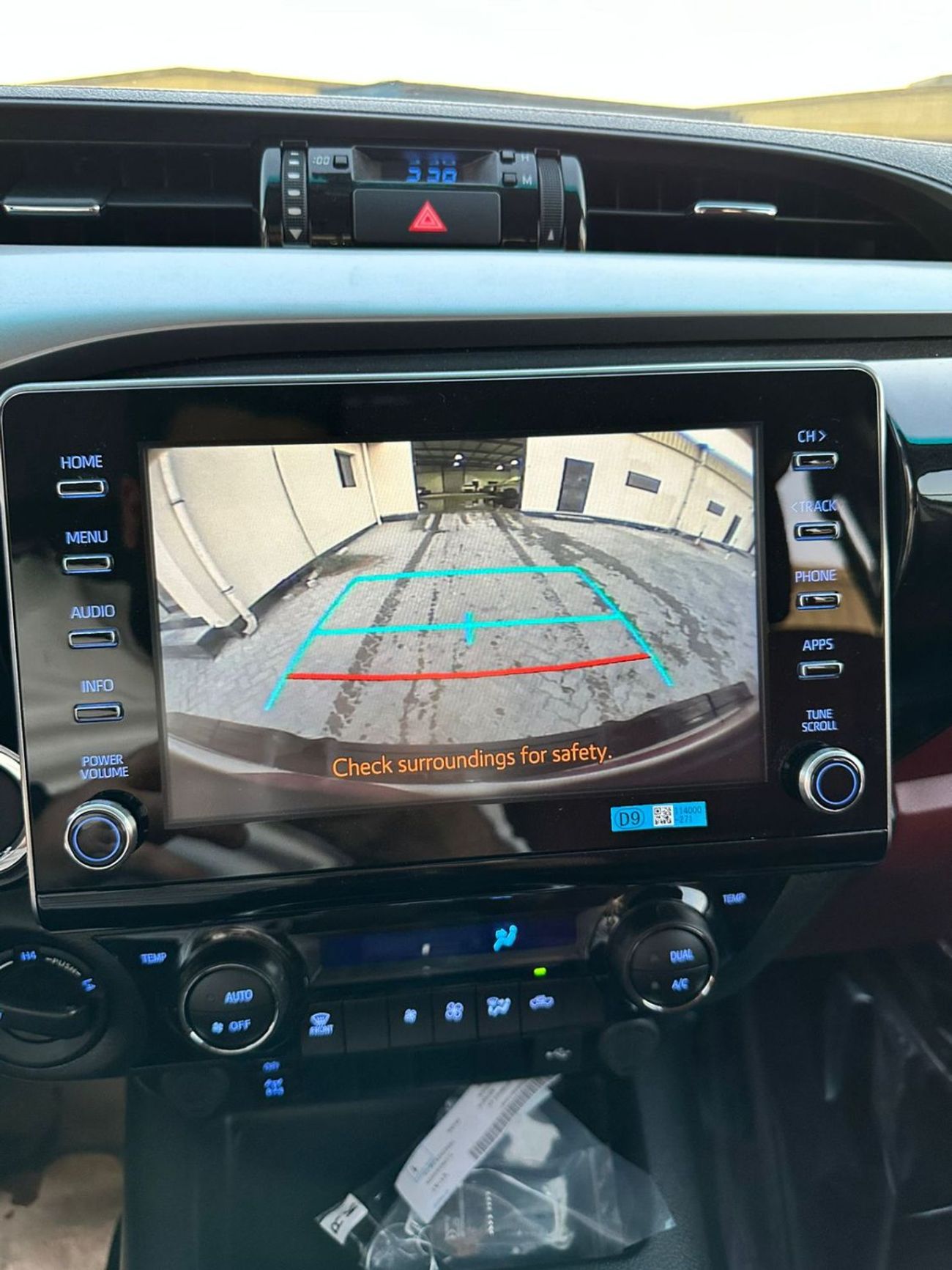 تويوتا هيلوكس SR5 2.7L Petrol Manual Transmutation Double Cap 4x4