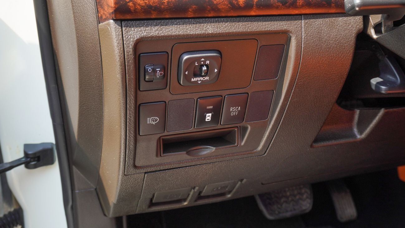 Toyota Land Cruiser GXR V8