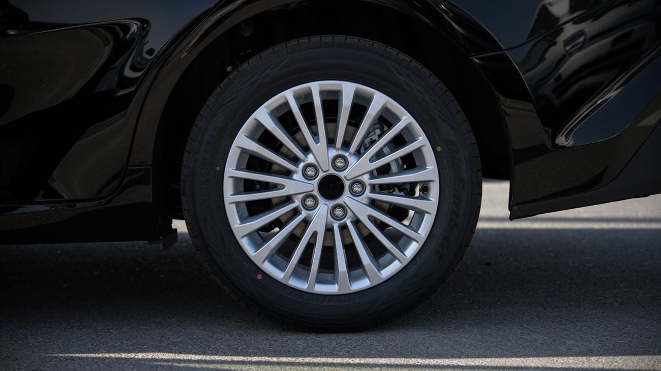 تويوتا كامري LE 2.5L - Black Inside Black