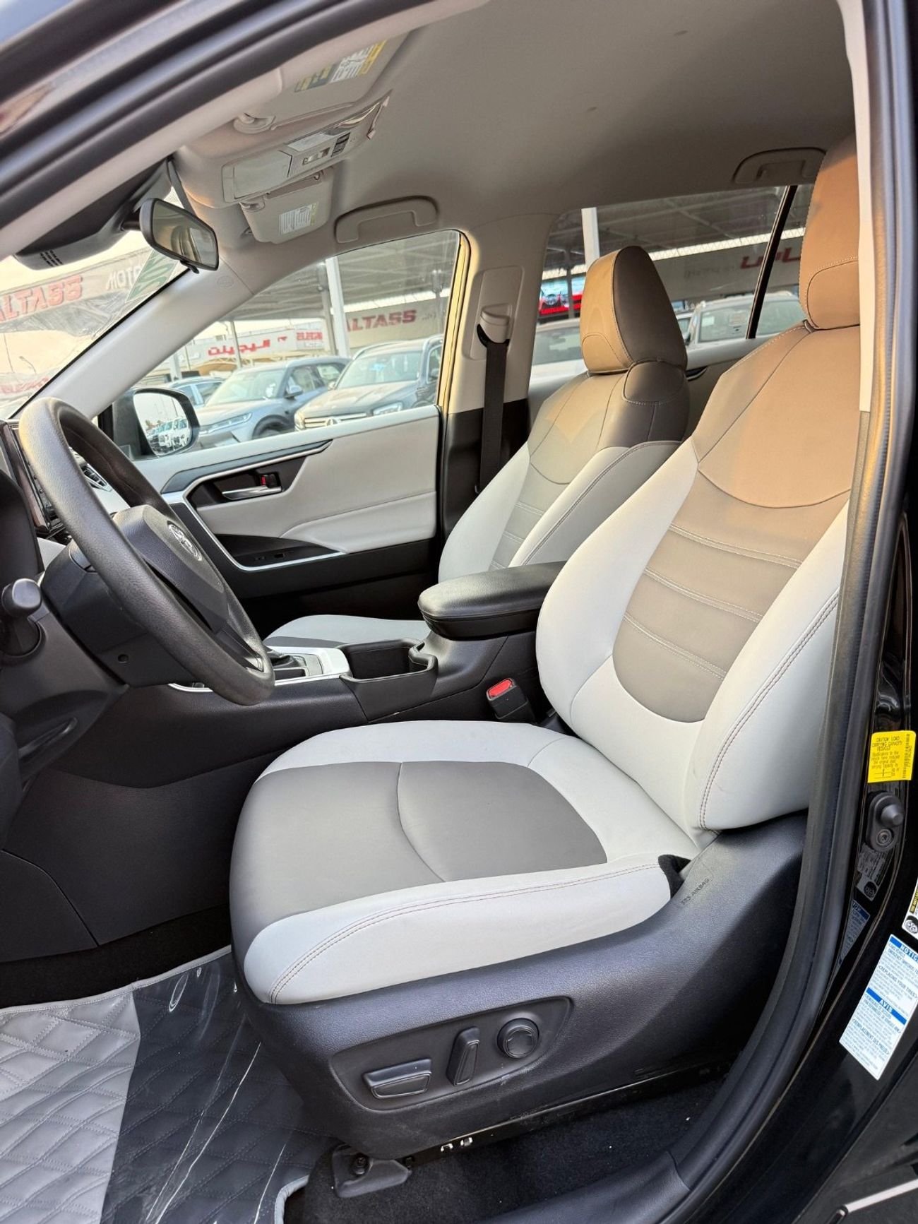 Toyota RAV4 XLE 4WD push start, leather seats 2022