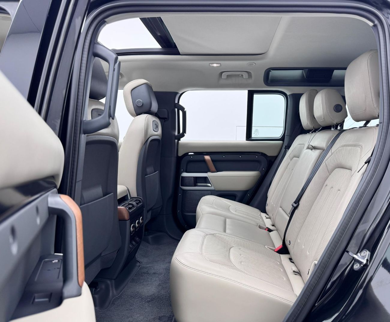 Land Rover Defender P400 110 HSE 3.0L (5 Seater) 2021 Land Rover Defender HSE P400, FULL OPTION, 2026 Agency Warranty &