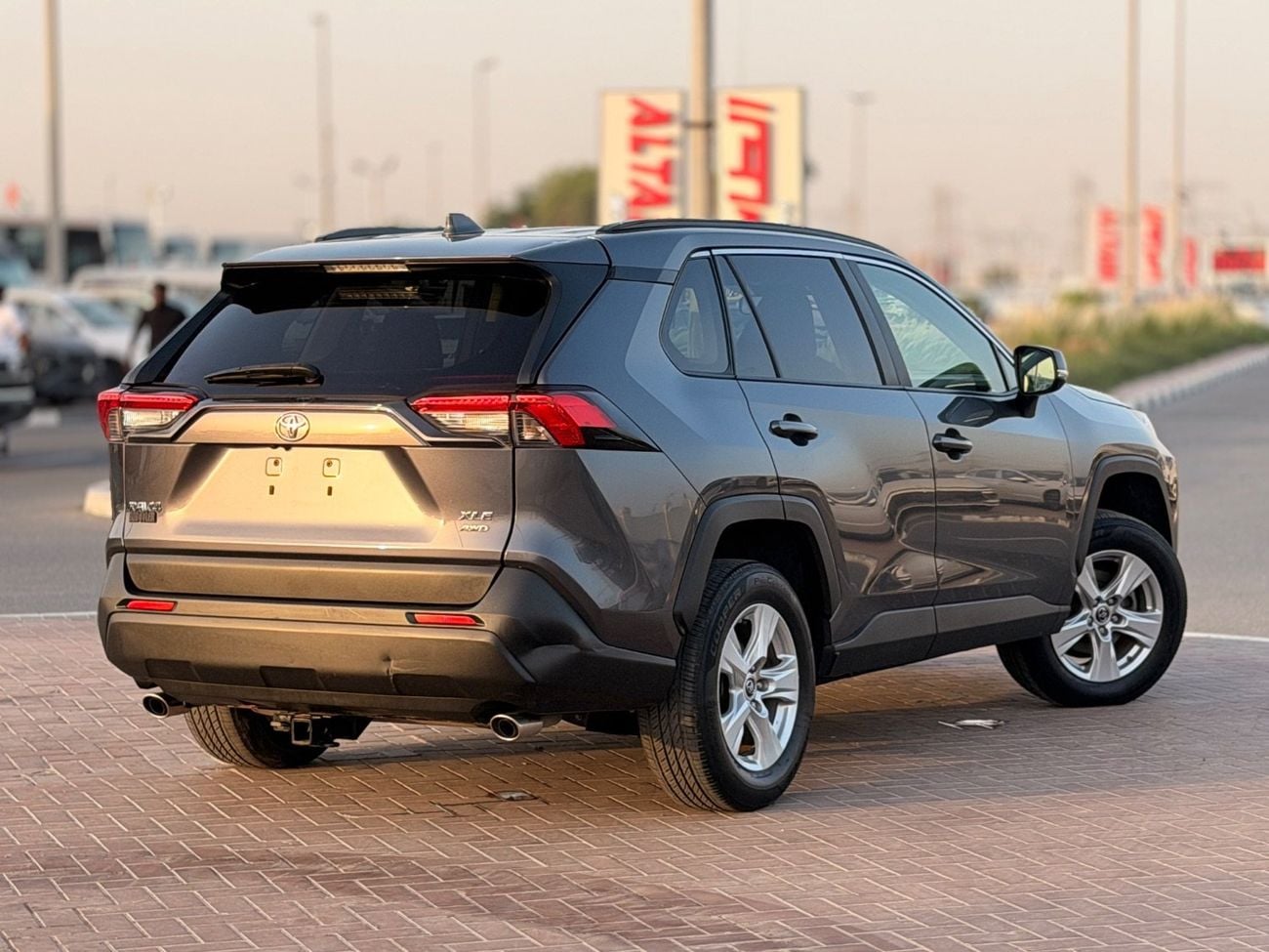 تويوتا راف ٤ XLE 4x4 Drive Full option/ sunroof, push start