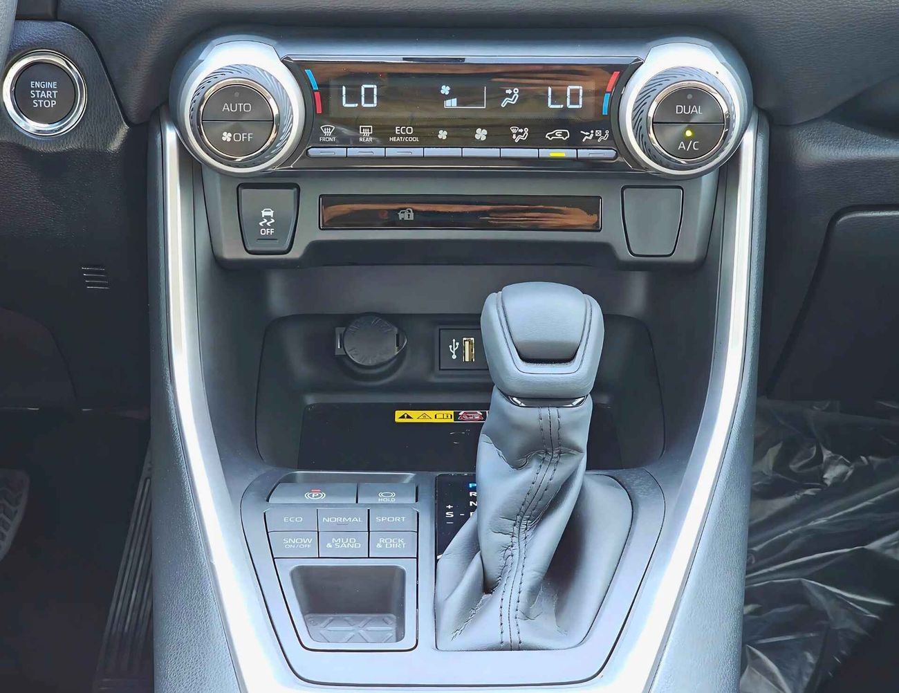 تويوتا راف ٤ Limited | 2.5L Petrol | Full Option With Sunroof | MY2024