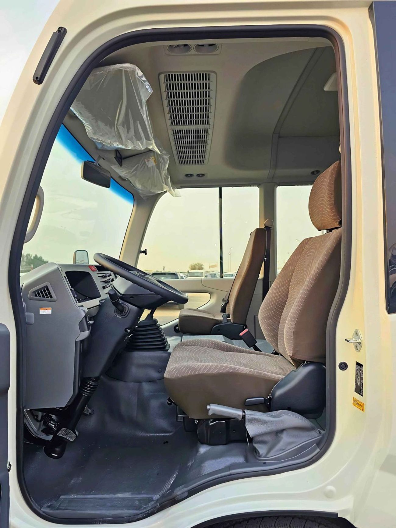 تويوتا كوستر 2.7L PETROL M/T DUAL TONE / 23 SEATER / AUTO DOOR / HLF LUGGAGE RACK (CODE#COPB)