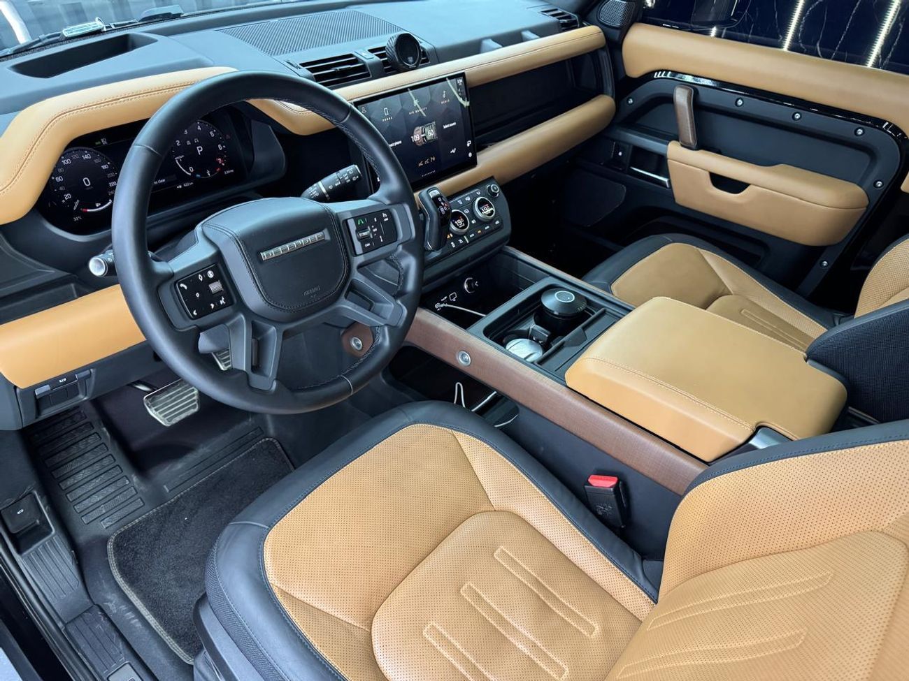 لاند روفر ديفندر P400 90 X-Dynamic HSE 3.0L (5 Seater) 2024 Land Rover Defender, 5 Years Land Rover Warranty, Low Kms