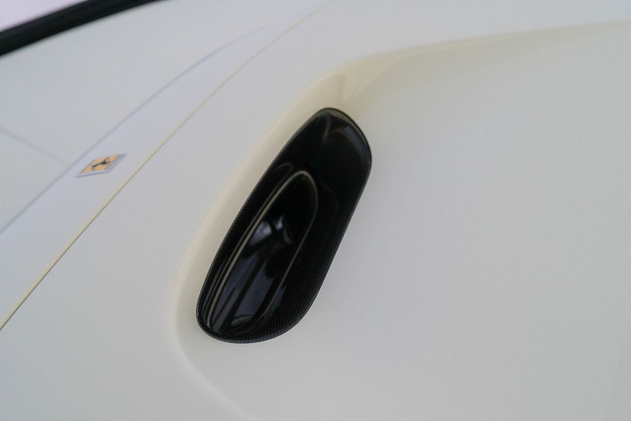 فيراري ف ٨ سبيدر STD (3.9L · 8 Cyl · Automatic · Petrol · Convertible · Rear Wheel Drive · 2 Seats · 2 Door)