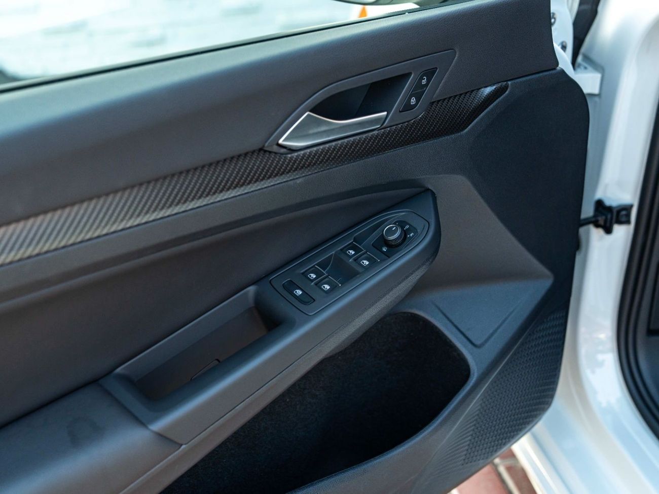 فولكس واجن جولف ار AED 2,595 PM • GOLF R • ONLY 17,000 KM • OFFICIAL VOLKSWAGEN WARRANTY UNTIL 07/2025 • CLEAN TITLE