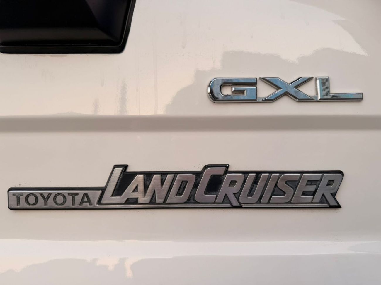 تويوتا لاند كروزر بيك آب diesel 4.5 liter ,right hand drive ,2024 shape ,year model 2017 ,only for export available