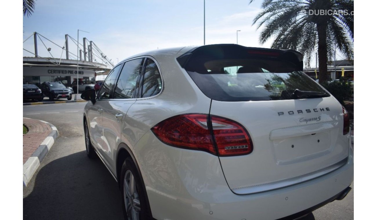 Porsche Cayenne S 2011 GCC SPECS REAR ENTERTAINMENT