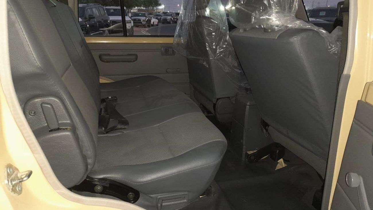 تويوتا لاند كروزر بيك آب V8 MANUAL RHD