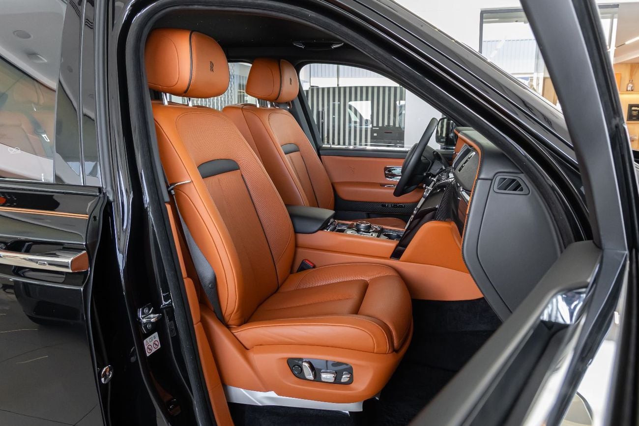 رولز رويس كولينان Rolls-Royce Cullinan | Black Badge | GCC Specs | Dealer Warranty & Service Contract (AGMC) | 2022