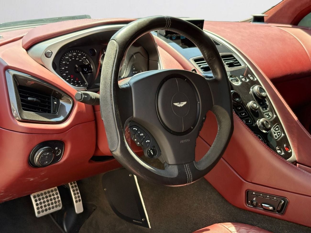 أستون مارتن فانكويش STD ASTON MARTIN VANQUISH | V12 | 2014 | GCC SPECS