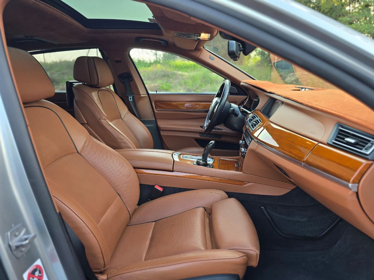 بي أم دبليو 750Li Luxury 4.4L (443 HP)