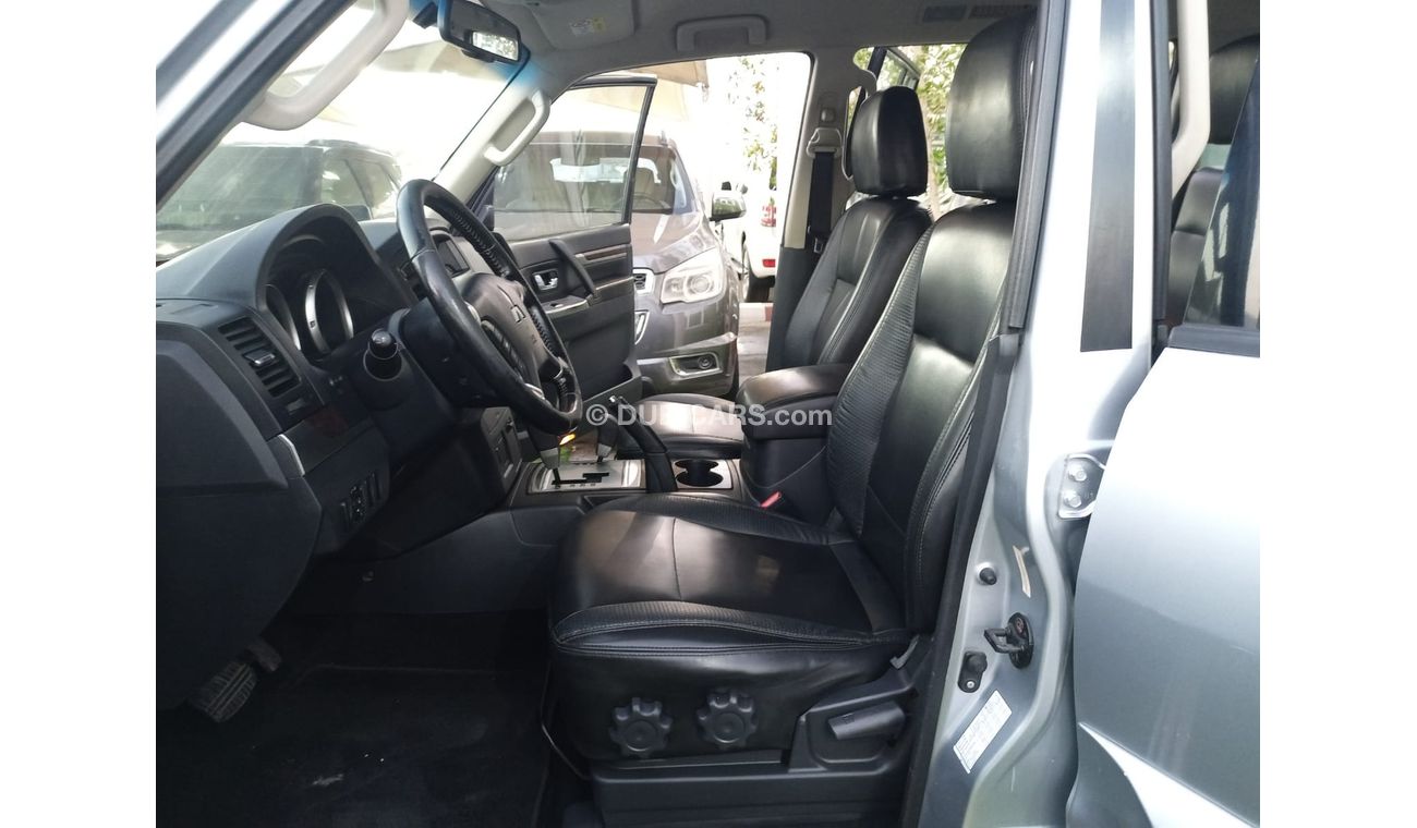 ميتسوبيشي باجيرو خليجى موديل 2013 مثبت سرعة تحكم شاشة كاميرا جلد بحالة ممتازة لاتحتاج لأى مصاريف