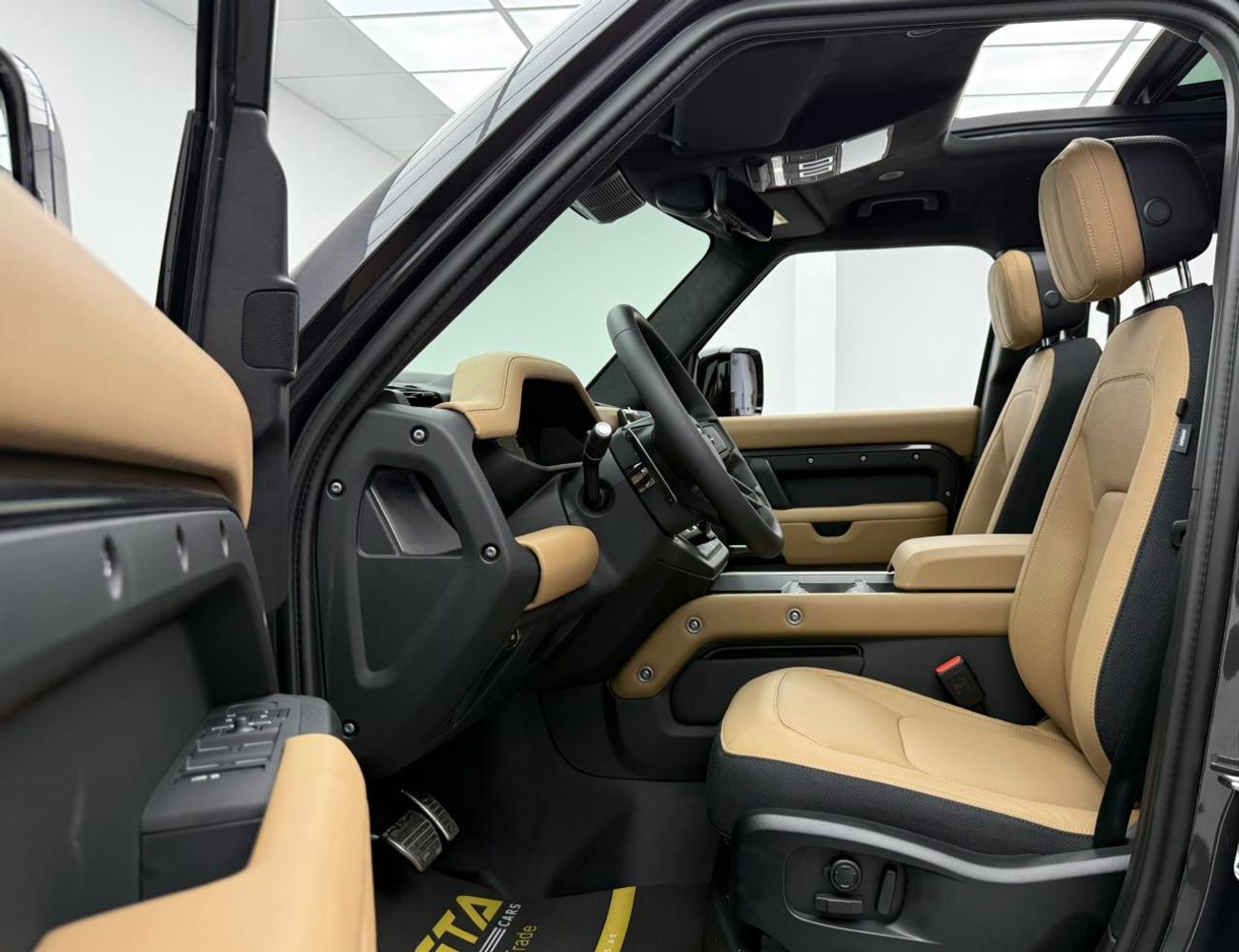 لاند روفر ديفندر 2025 Land Rover Defender 110 P525, 2030 Warranty + Service Pack, Delivery Kms, Fully Loaded, GCC