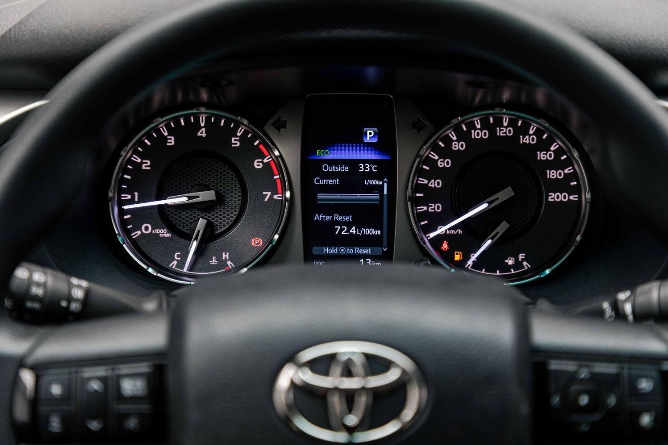 Toyota Hilux HI 2.7L – White Inside Maroon | Export Only