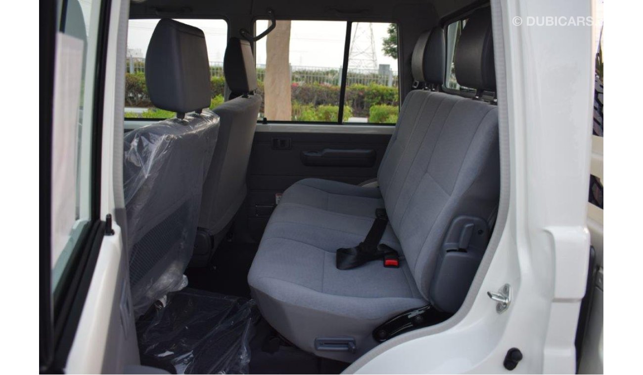 Toyota Land Cruiser Pick Up 79 DOUBLE CAB PICKUP  V8 4.5L TURBO DIESEL 4WD MANUAL TRANSMISSION