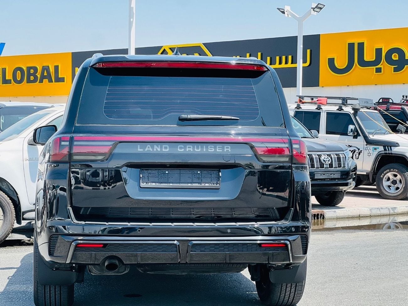 Toyota Land Cruiser GXR TOYOTA: Land Cruiser TWIN TURBO ENGINE : 3.5L 6 cylinder PETROL MODEL : 2023 COLLAR : BLACK INTERIOR