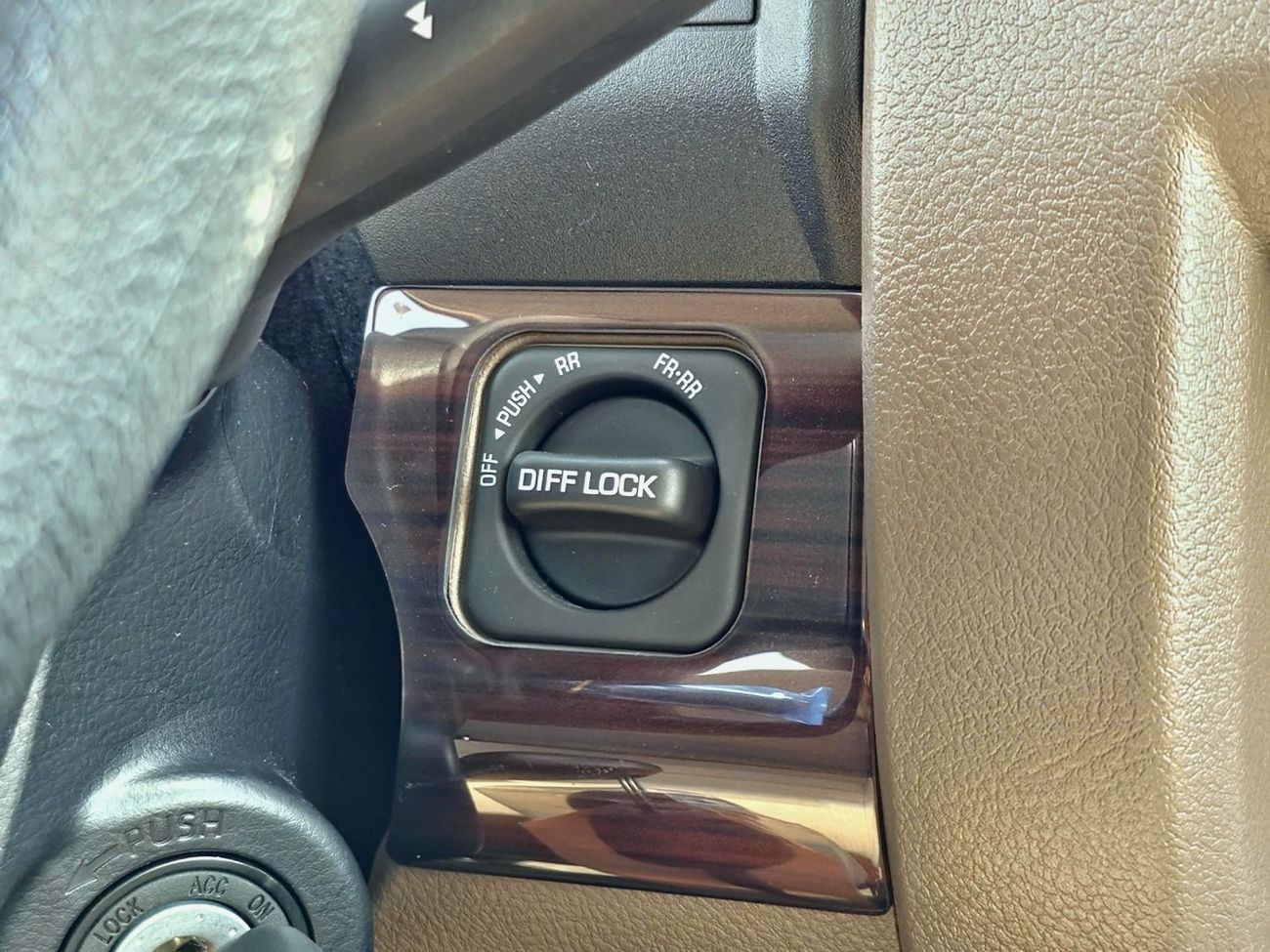 تويوتا لاند كروزر LC76 DIESEL 2.8T - STD - E - DIFF LOCK - A/T - WHITE INSIDE BEIGE - 2025 - OMANI