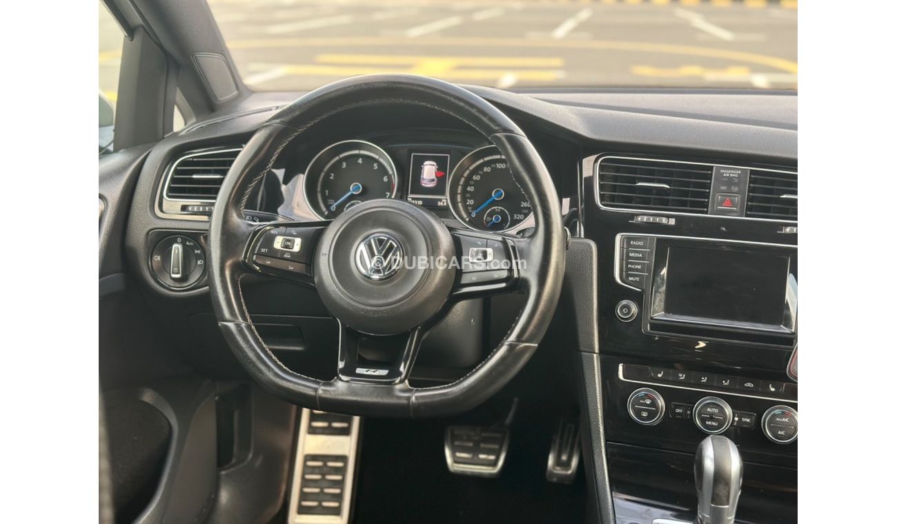 فولكس واجن جولف موديل 2016 خليجي حاله ممتازه جدا من الداخل والخارج فل مواصفات كراسي جلد ومثبت سرعه وتحكم كهربي وبانو