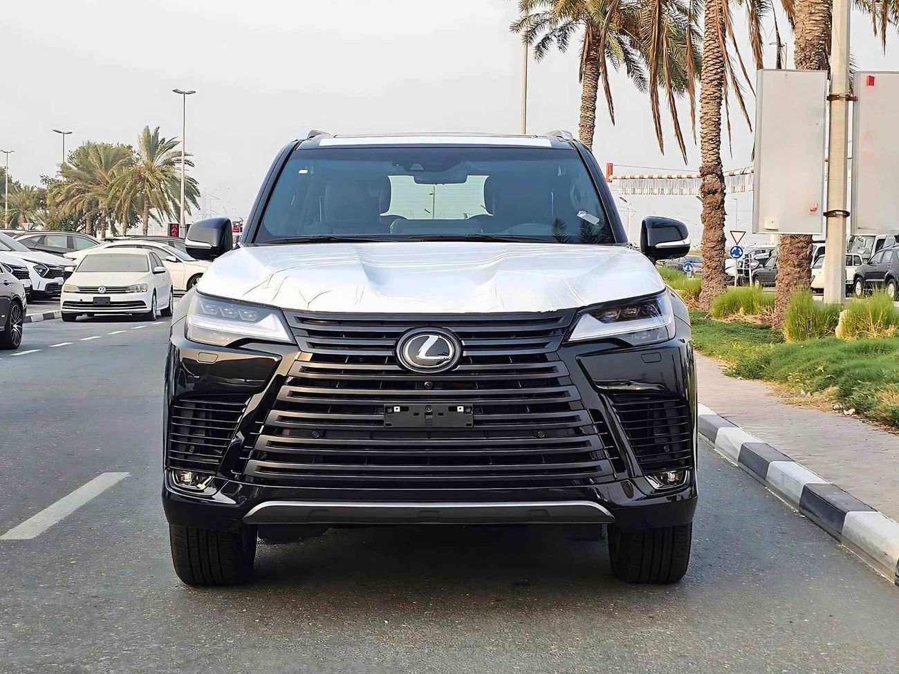 Lexus LX 600 FULL OPTION VIP / AT / 3.5L V6 / POWER SEATS & SUNROOF / HEAD-UP DISPLAY (CODE # 68003)