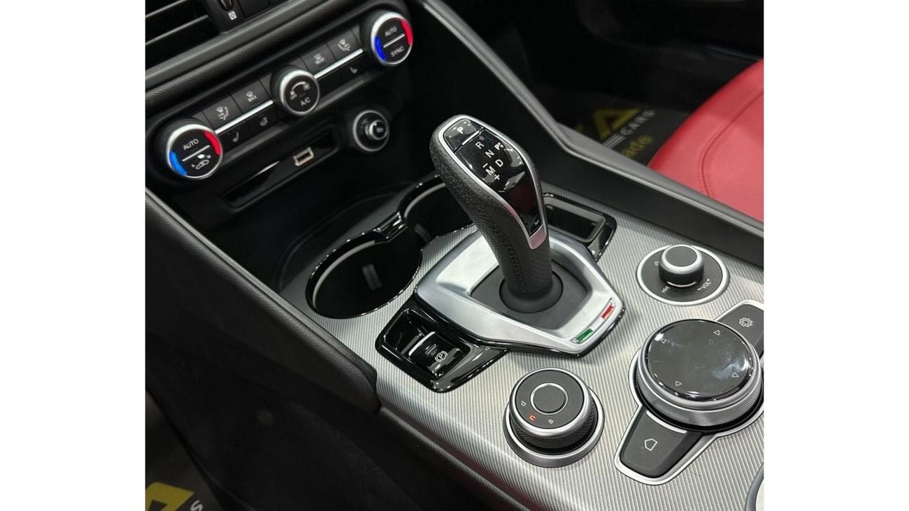 ألفا روميو جوليا 2023 Alfa Romeo Giulia Veloce Q2, 2028 Agency Warranty + Service Contract, GCC