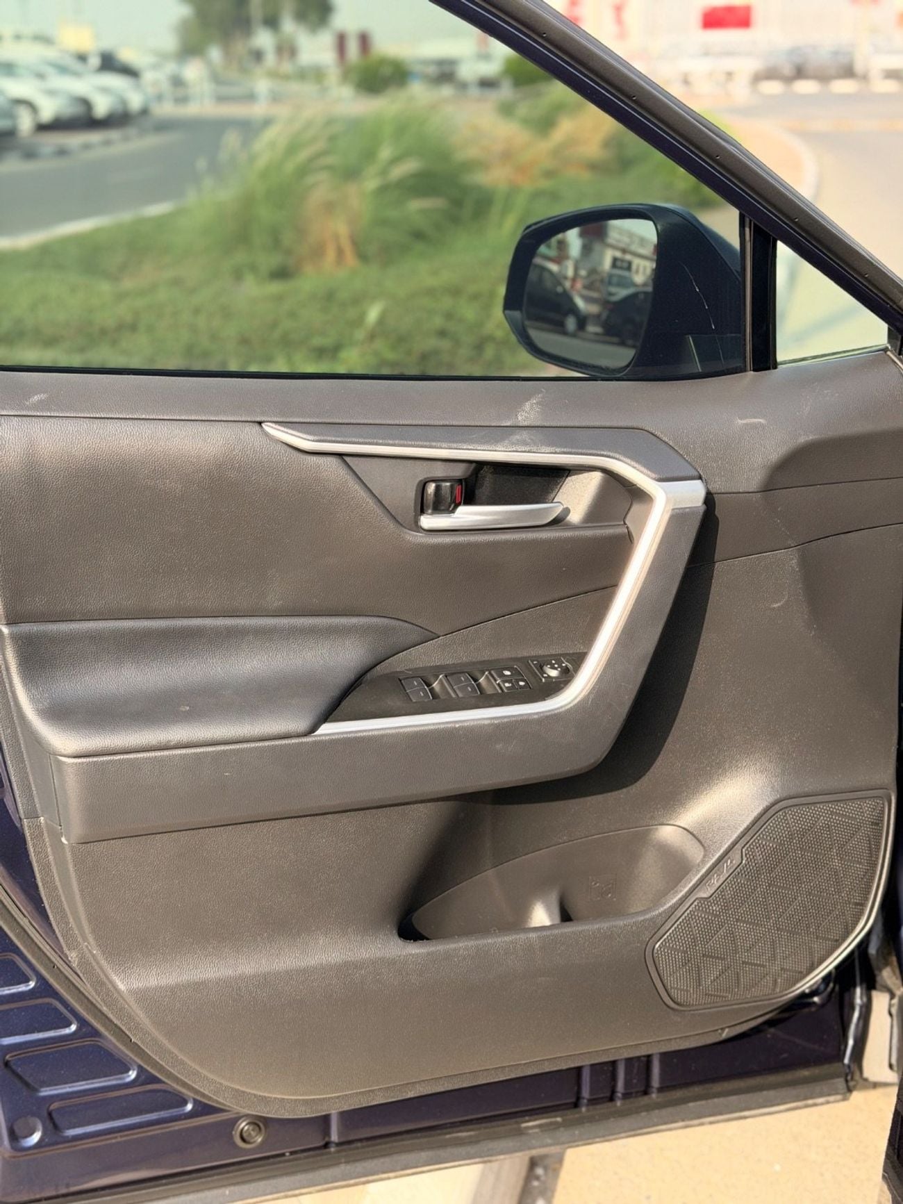 تويوتا راف ٤ Hybrid XLE premium | sunroof, leather seats, push start 2025