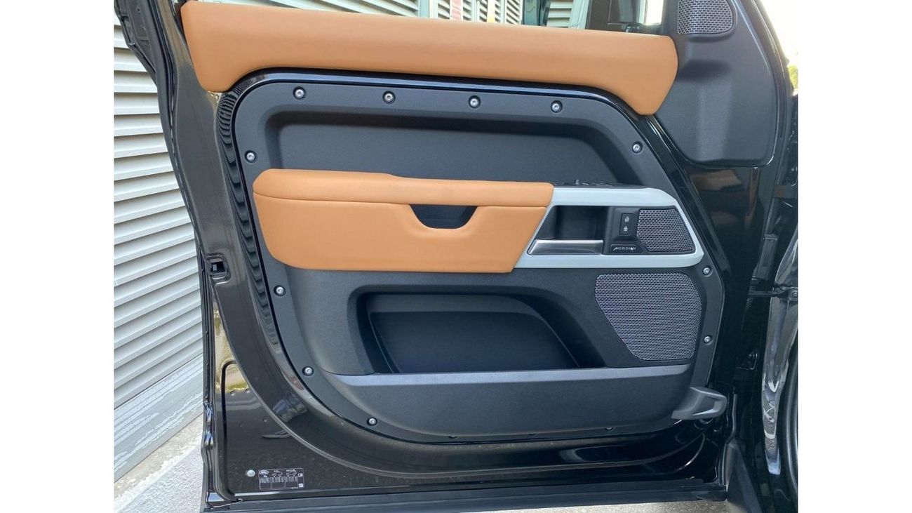 Land Rover Defender GCC SPEC 22 INCH RIMS UNDER WARRANTY AND SERVICE