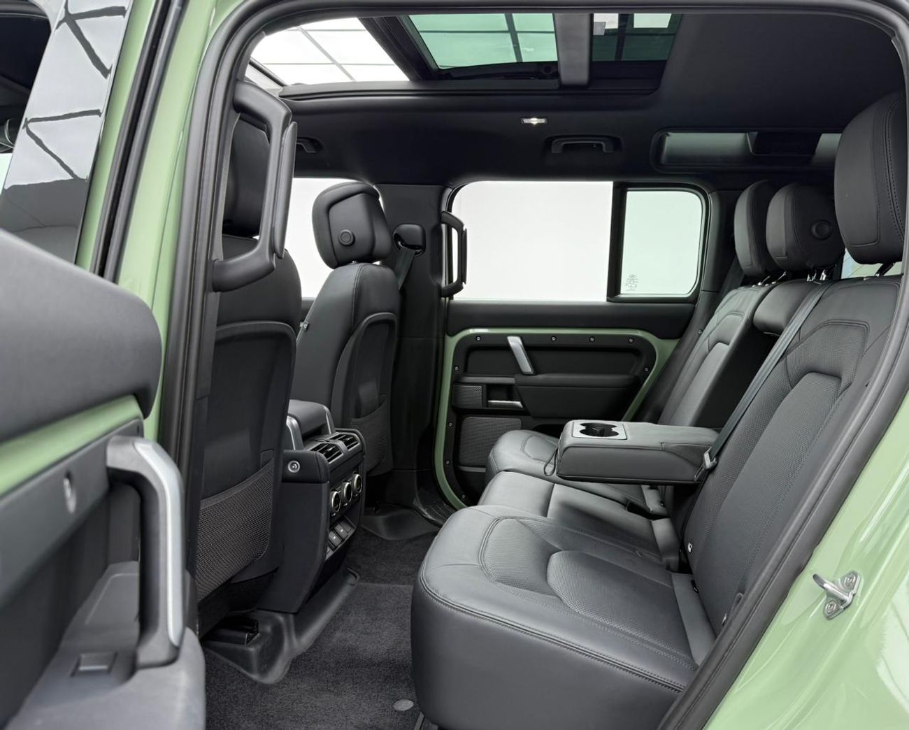 لاند روفر ديفندر 2023 Land Rover Defender P400 110 75th Anniversary, 2028 LR Warranty + Service Pack, Low Km, GCC