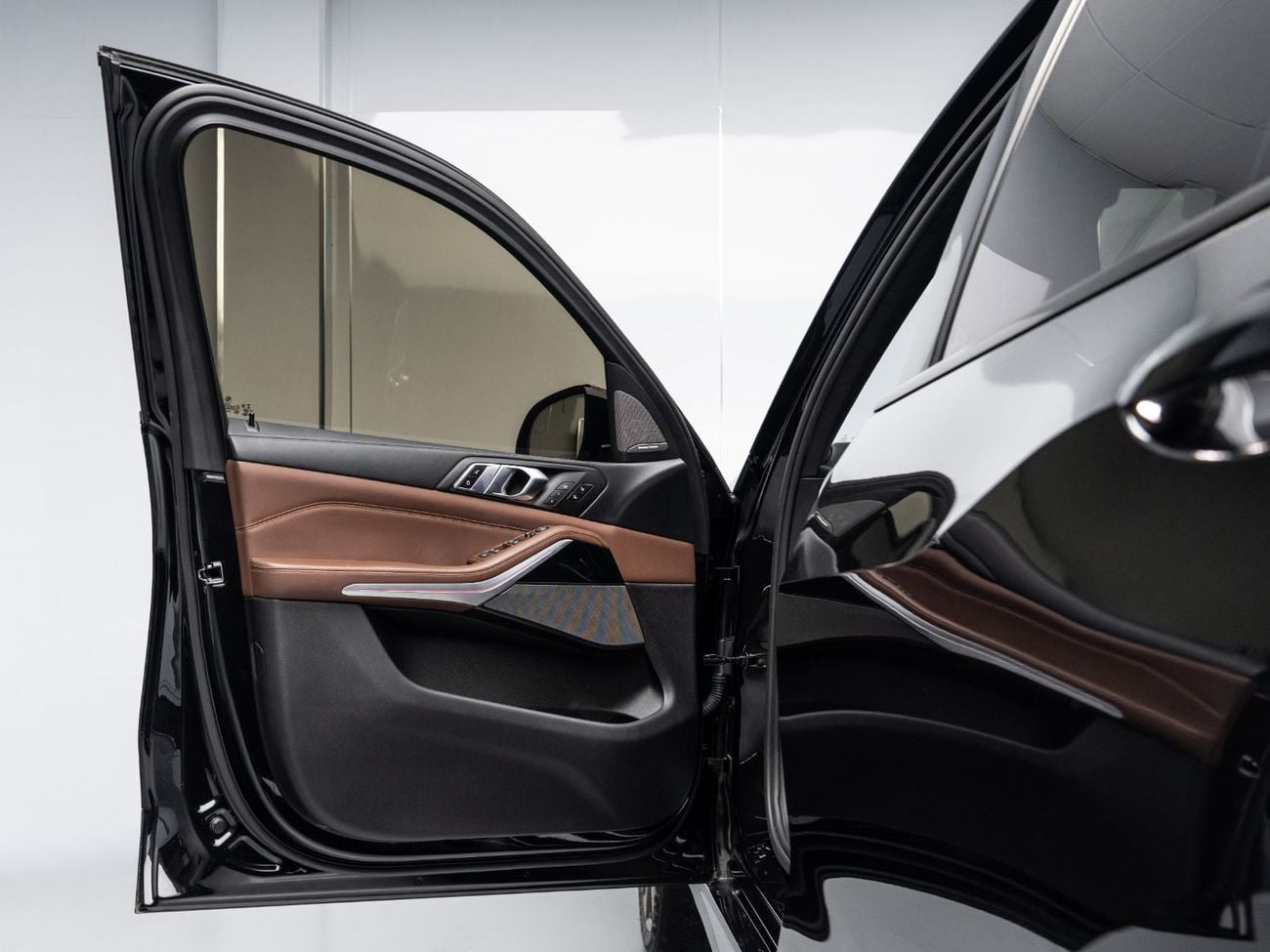 بي أم دبليو X5 XDRIVE M50I BUY NOW, PAY 2027 | THE BLACKLINE STANDARD | 2027 BMW Warranty + Service Contract, GCC
