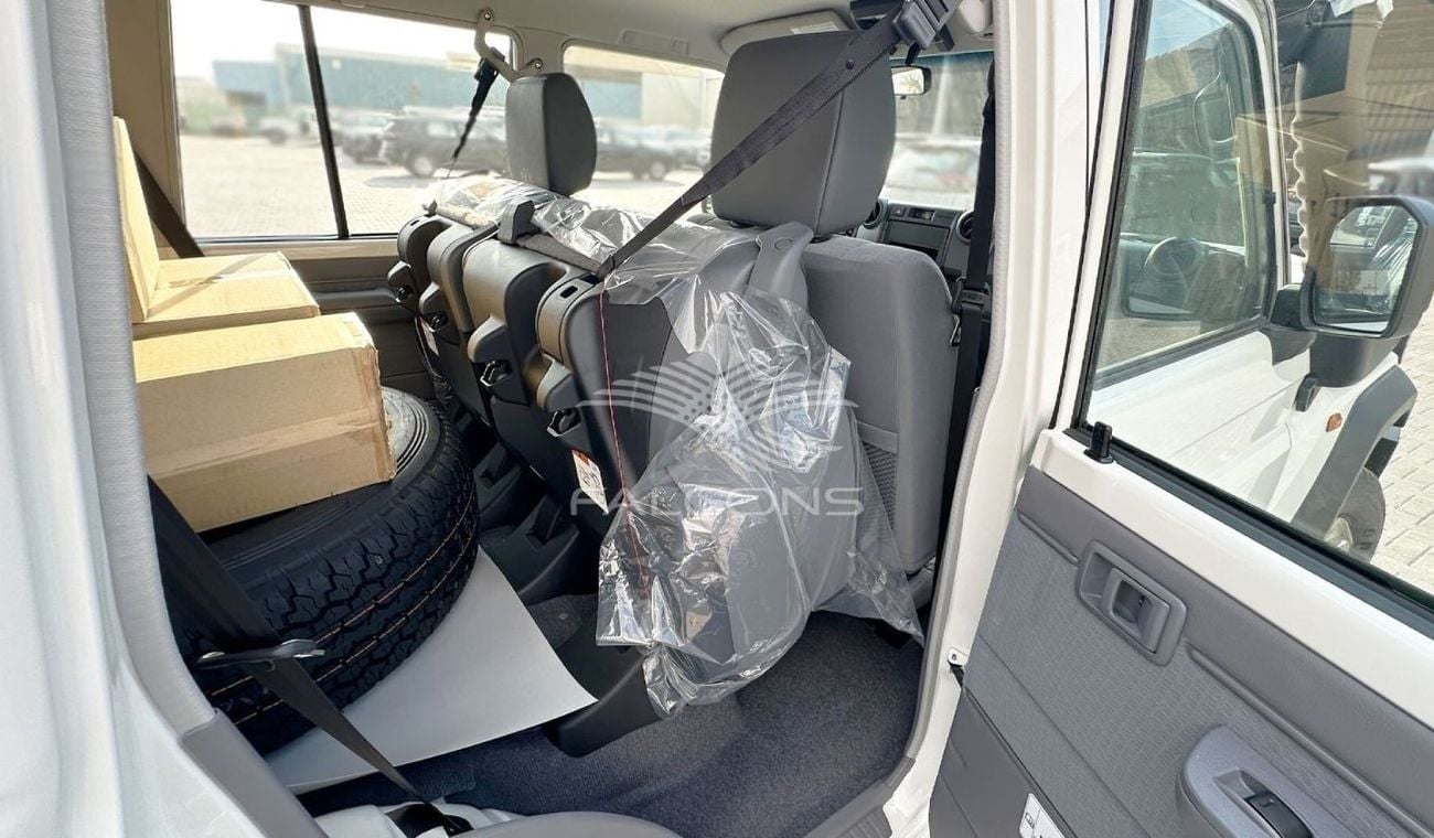 Toyota Land Cruiser 70 Toyota/LC76 DSL 2.8L AT/000D0 4X4 DELUXE. 9 seater