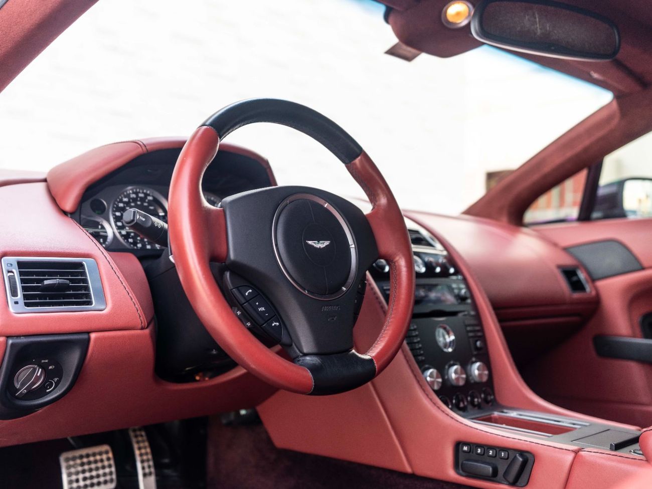 أستون مارتن فانتيج V8 Standard