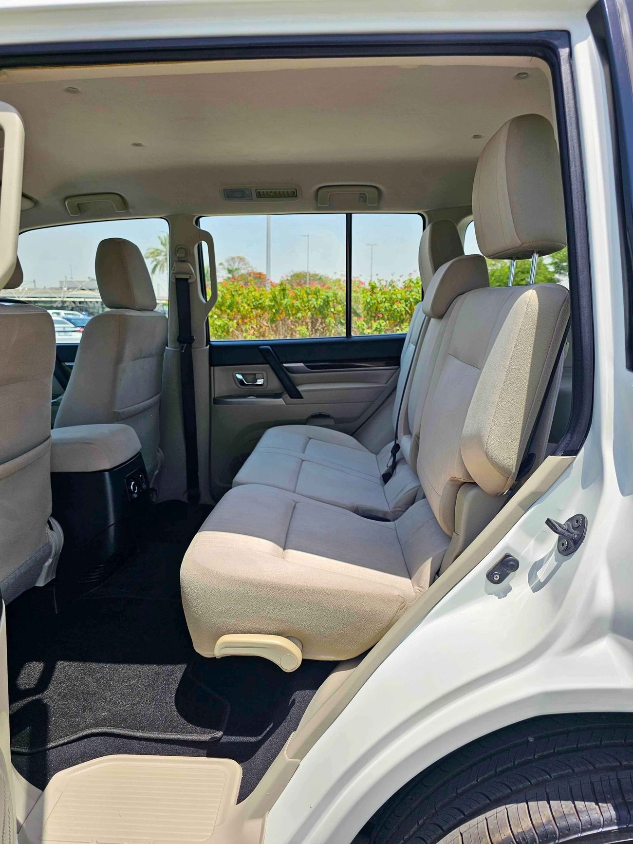 ميتسوبيشي باجيرو GLS 3.5/ 4WD/ LEATHER/ DVD CAMERA/  LOW MILEAGE/ 861 MONTHLY/ LOT#14455